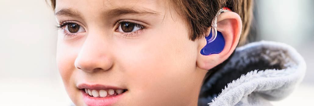 Relación entre audífonos y desarrollo cognitivo infantil